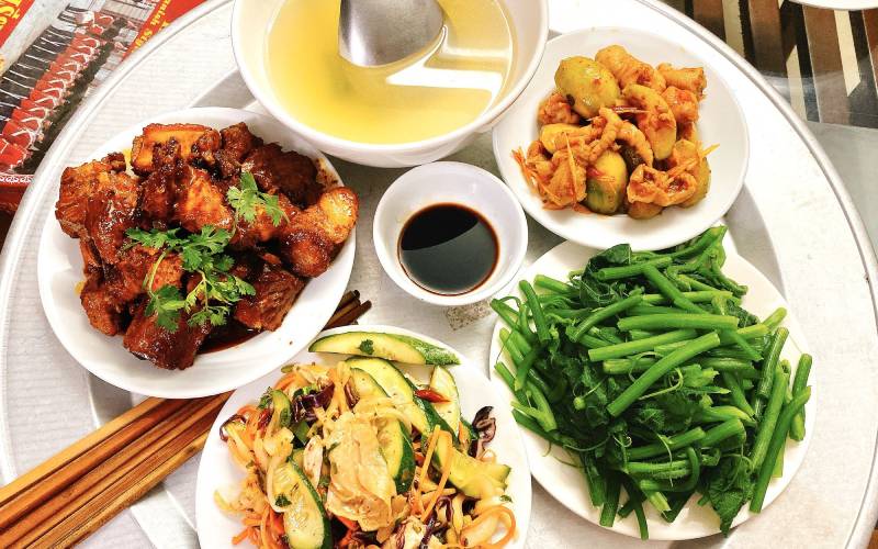 Mộng Thấy Mâm Cơm Thịnh Soạn Đầy Đủ Các Món